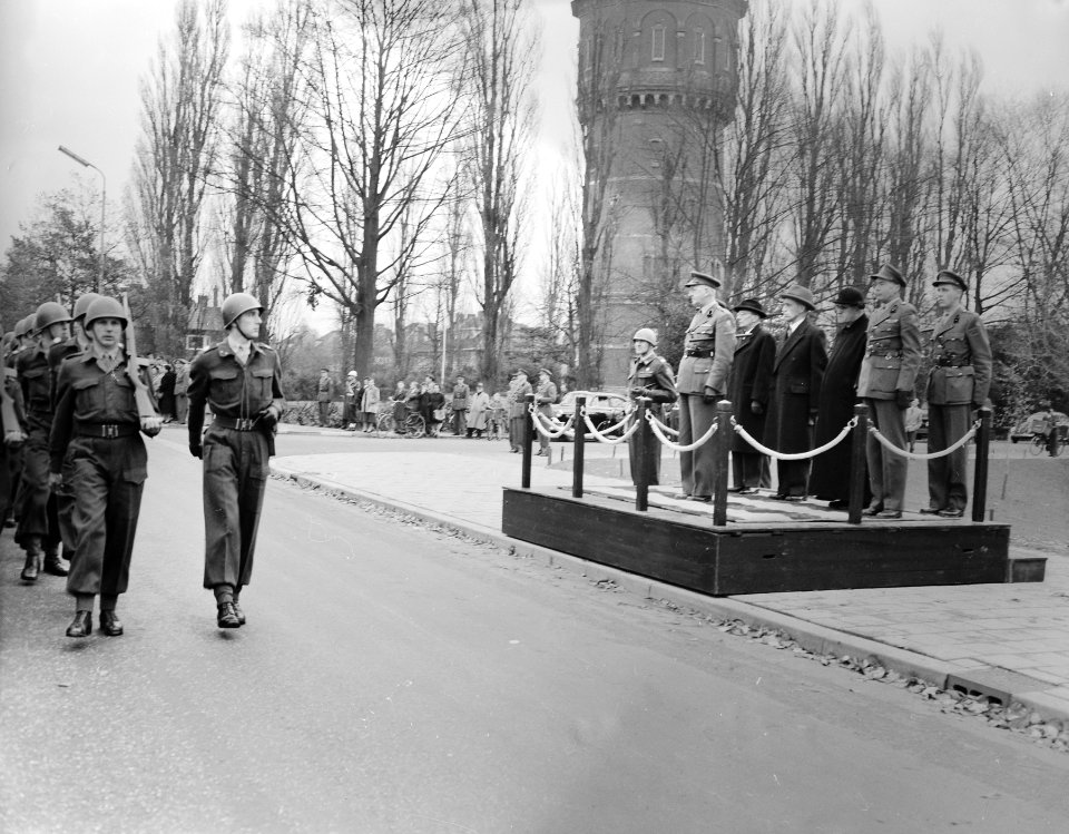 Defile 10 jarig bestaan Artillerieschool Breda, Bestanddeelnr 907-4294