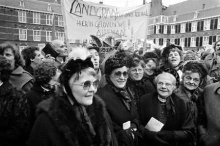 Demonstratie Binnenhof door duizend Limburgers tegen plan Wiegel van herverdelin, Bestanddeelnr 931-3281