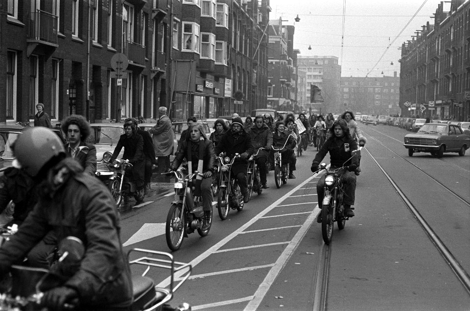 Demonstratie anti-bromfietsbelasting, Amsterdam, bromfietsers trekken door Amste, Bestanddeelnr 925-2069