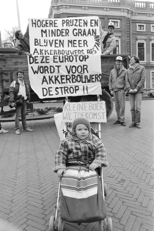 Demonstratie akkerbouwers bij Provinciehuis in Haarlem voor redelijke prijzen en, Bestanddeelnr 934-1885