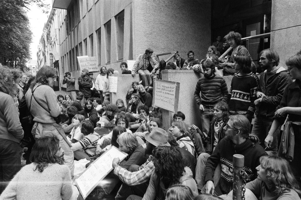Demonstranten voor de ambassade, Bestanddeelnr 931-6219
