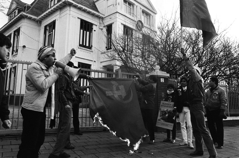 Demonstranten verbranden de Sovjet-vlag, Bestanddeelnr 933-5234