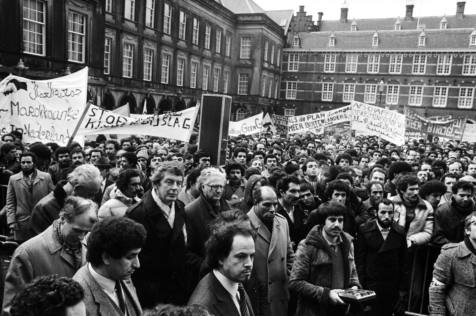 Demonstranten op het Binnenhof met Wim Kok (FNV) en Harm van der Meulen (CNV), Bestanddeelnr 932-4349