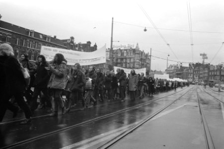 Demonstranten van Universiteiten Amsterdam tegen onderwijsbeleid regering, Amste, Bestanddeelnr 925-1893