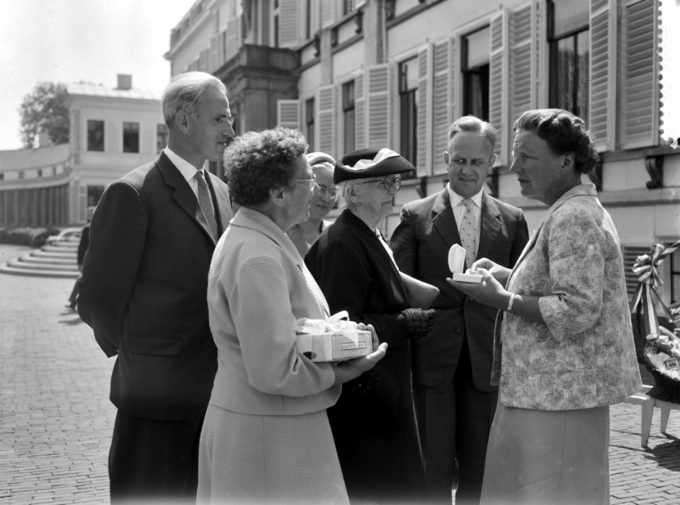 Defilé door Ouderen van Dagen voor koningin Juliana, afvaardiging uit Drachten, Bestanddeelnr 910-4899
