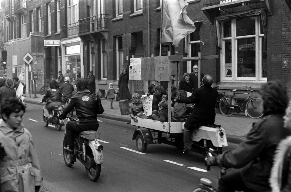 Demonstratie anti-bromfietsbelasting, Amsterdam, bromfietsers trekken door Amste, Bestanddeelnr 925-2075