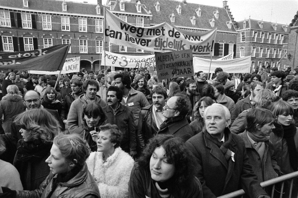 Demonstranten op het binnenhof, Bestanddeelnr 931-2734