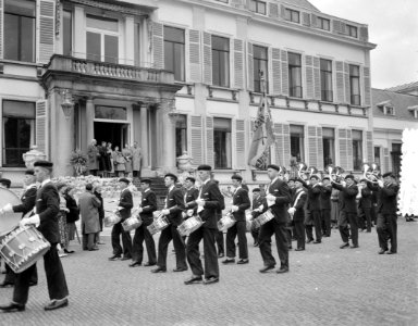 Defilé langs paleis Soestdijk ter gelegenheid van de verjaardag van koningin Jul, Bestanddeelnr 907-7266