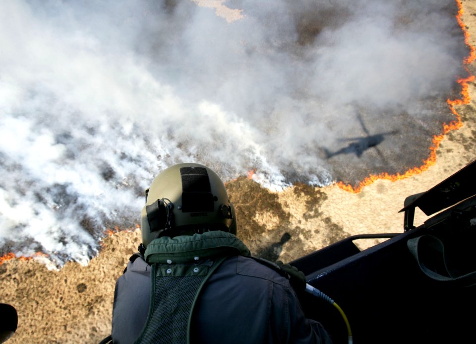 De-loadmaster-kiest-geconcentreerd-het-juiste-moment-om-het-water-te-lossen-kopie