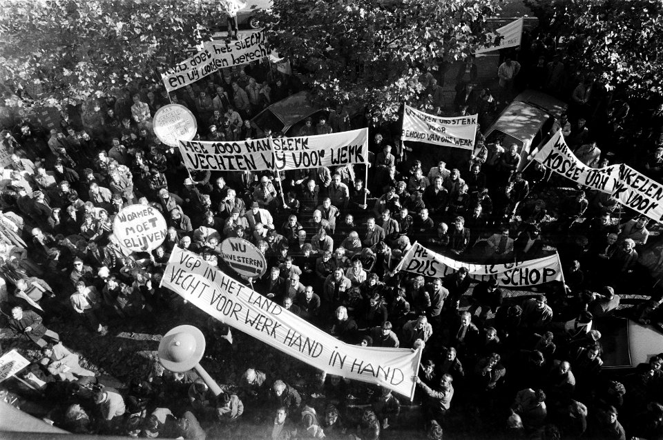 Demonstratie bij het hoofdkantoor van van Gelder met spandoeken, o.a. Met 1000, Bestanddeelnr 930-5230
