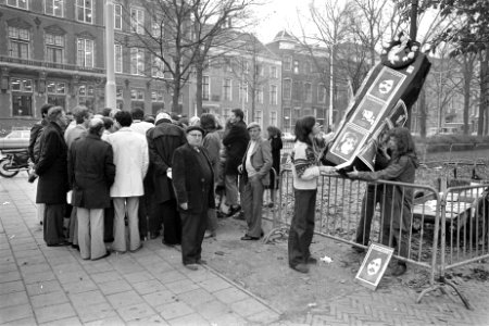 Demonstratie (met doodkist) voor Duitse ambassade in Den Haag, Bestanddeelnr 929-4106