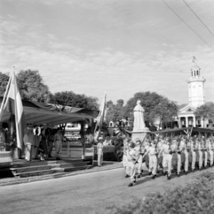Defilé op het Oranjeplein in Paramaribo, Bestanddeelnr 252-4760