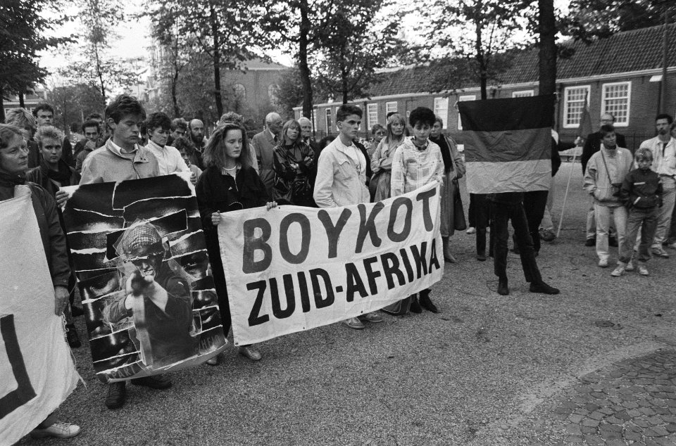 Demonstratie bij Dokwerker in Amsterdam tegen voorgenomen executie drie ANC lede, Bestanddeelnr 933-7512
