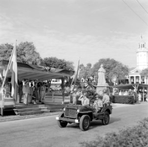 Defilé op het Oranjeplein in Paramaribo, Bestanddeelnr 252-4754