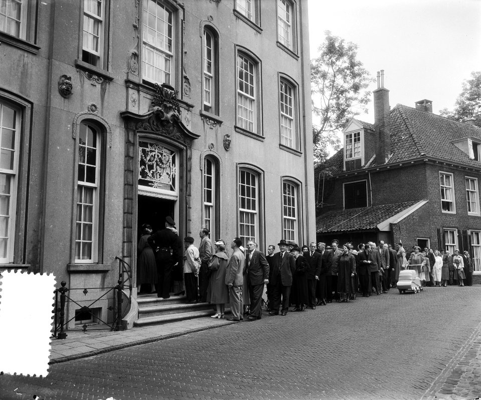 Defile Amersfoort langs baar Kardinaal De Jong , belangstellenden in de rij aan , Bestanddeelnr 907-3196