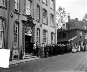 Defile Amersfoort langs baar Kardinaal De Jong , belangstellenden in de rij aan , Bestanddeelnr 907-3196