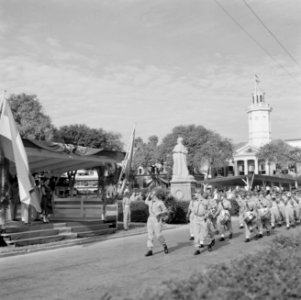 Defilé op het Oranjeplein in Paramaribo, Bestanddeelnr 252-4758