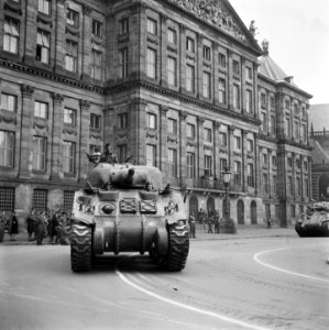 Defilé voor het Paleis op de Dam Sherman tank, Bestanddeelnr 900-4695