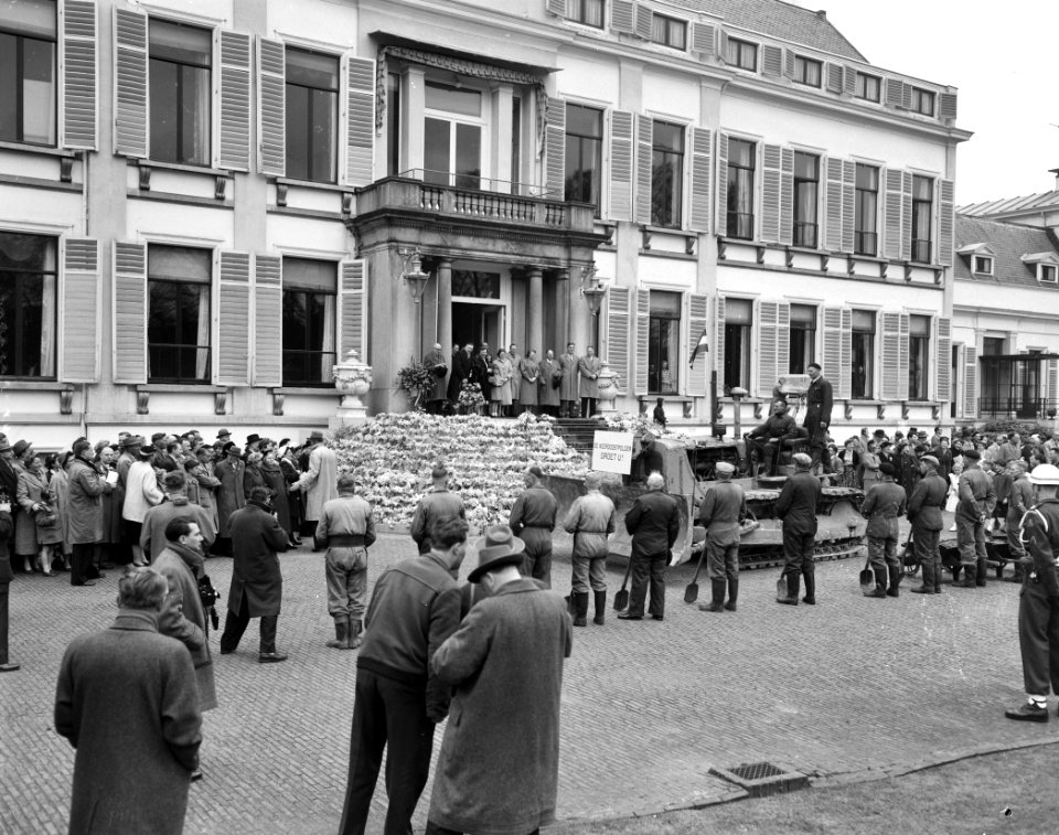 Defilé langs paleis Soestdijk ter gelegenheid van de verjaardag van koningin Jul, Bestanddeelnr 907-7278