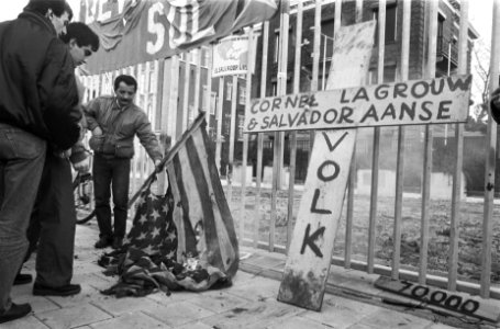Demonstratie bij het Amerikaans consulaat in Amsterdam tegen het regiem in El Sa, Bestanddeelnr 934-4280