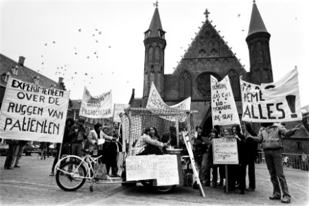 Demonstratie aktiegroep Stop de bio psychiatrie op het Binnenhof tijdens comm, Bestanddeelnr 930-6880
