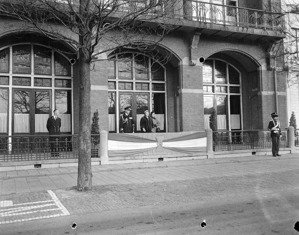 Defile adelborsten voor Prinses Beatrix bij het het Koninklijk Instituut voor de, Bestanddeelnr 908-1959