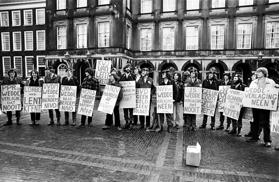 Demonstratie dienstplichtige militairen op Binnenhof tegen door regering voorgen, Bestanddeelnr 929-9944