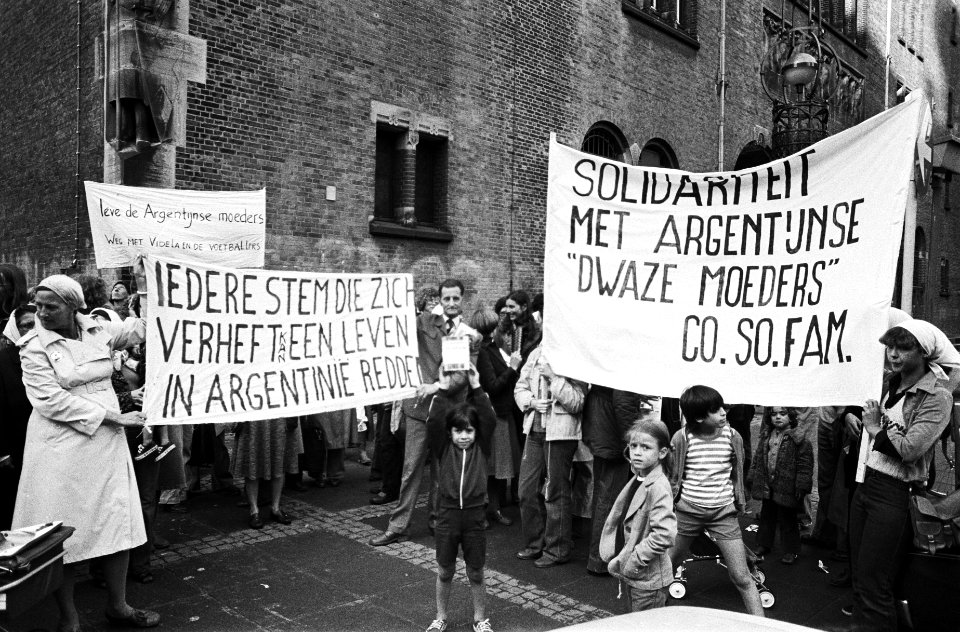 Demonstratie Co So Fam op Beursplein solidair met Argentijnse Dwaze Moeders, Bestanddeelnr 929-7842