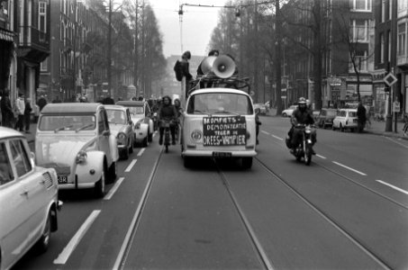 Demonstratie anti-bromfietsbelasting, Amsterdam, bromfietsers trekken door Amste, Bestanddeelnr 925-2070