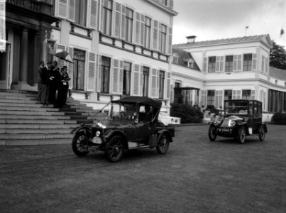 Defile 160 antieke autos op Paleis Soestdijk in aanwezigheid van prins Bernhard, Bestanddeelnr 918-2024