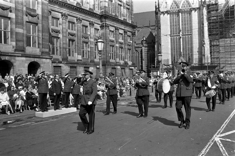 Defilé van een muziekkorps voor commissaris der koningin voor Noord-Holland mr. , Bestanddeelnr 925-6181