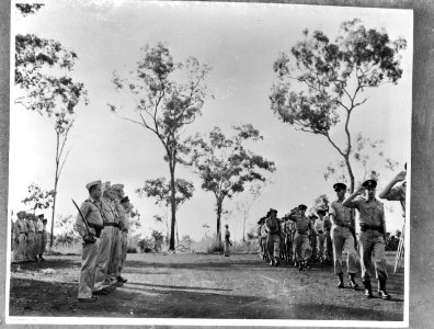 Defilé van Australische militairen dat wordt afgenomen door een rij Nederland, Bestanddeelnr 935-3350