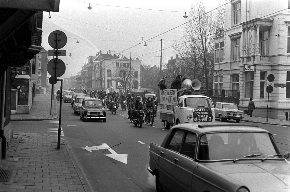 Demonstratie anti-bromfietsbelasting, Amsterdam, bromfietsers trekken door Amste, Bestanddeelnr 925-2072