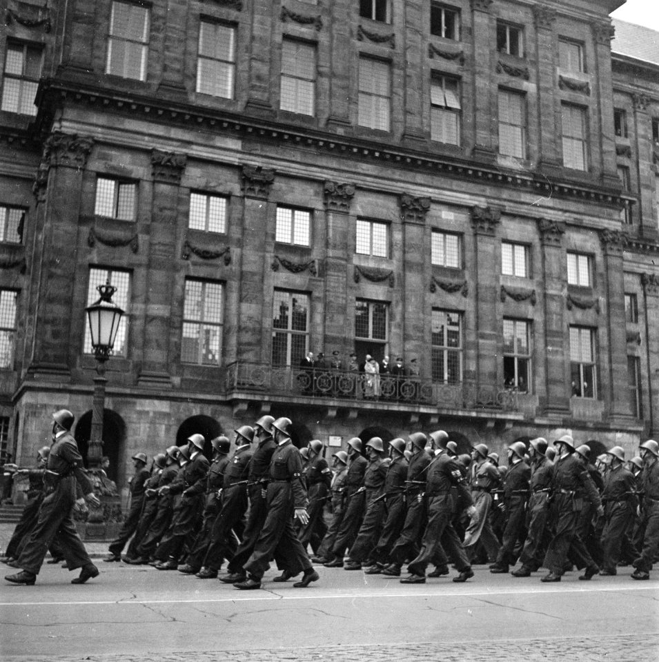 Defilé voor het Paleis op de Dam. Binnenlandse Strijdkrachten, Bestanddeelnr 900-4682