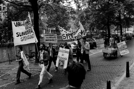 Demonstratie bij Slavenburgse Bank (Amsterdam) in kader van aktie Speculant van, Bestanddeelnr 930-8710