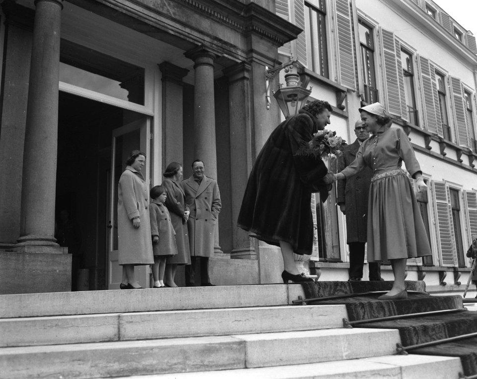 Defilé langs paleis Soestdijk koningin Juliana wordt gefeliciteerd, prins Bernh, Bestanddeelnr 907-7262