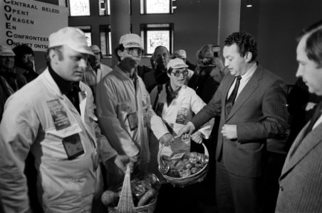 Demonstratie bij Ministerie van Landbouw door 400 werknemers van vleeswarenconcern Coveco tegen dreigende massa-ontslag, Bestanddeelnr 931-3548