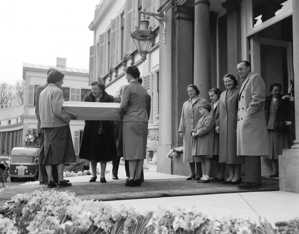 Defilé langs paleis Soestdijk koningin Juliana krijgt een geschenk aangeboden, , Bestanddeelnr 907-7257