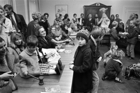 Demonstratie Dolle Mina tegen uitblijven creches op Binnenhof, Den Haag Doll, Bestanddeelnr 924-0210