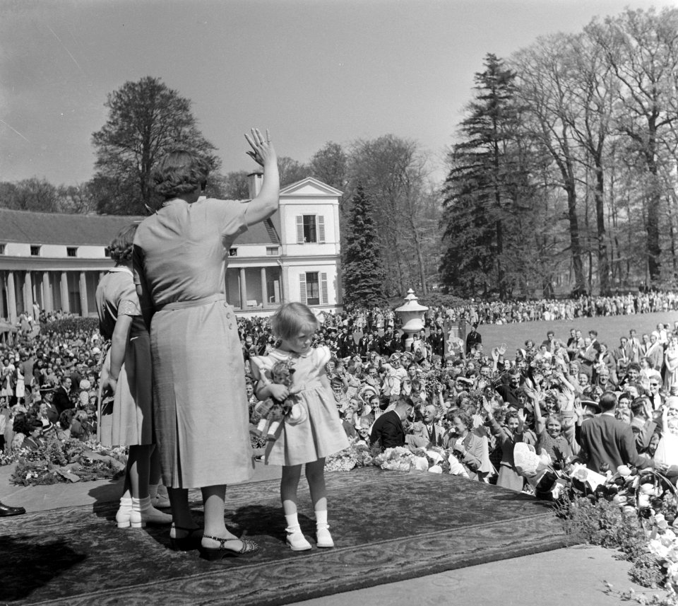 Defilé op paleis Soestdijk. Koningin Juliana wuift naar de langstrekkende mensen, Bestanddeelnr 905-0858