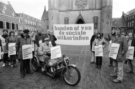 Demonstratie comite Handen af van de sociale uitkeringen op Binnenhof, Bestanddeelnr 930-0073