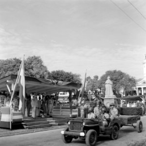 Defilé op het Oranjeplein in Paramaribo, Bestanddeelnr 252-4756