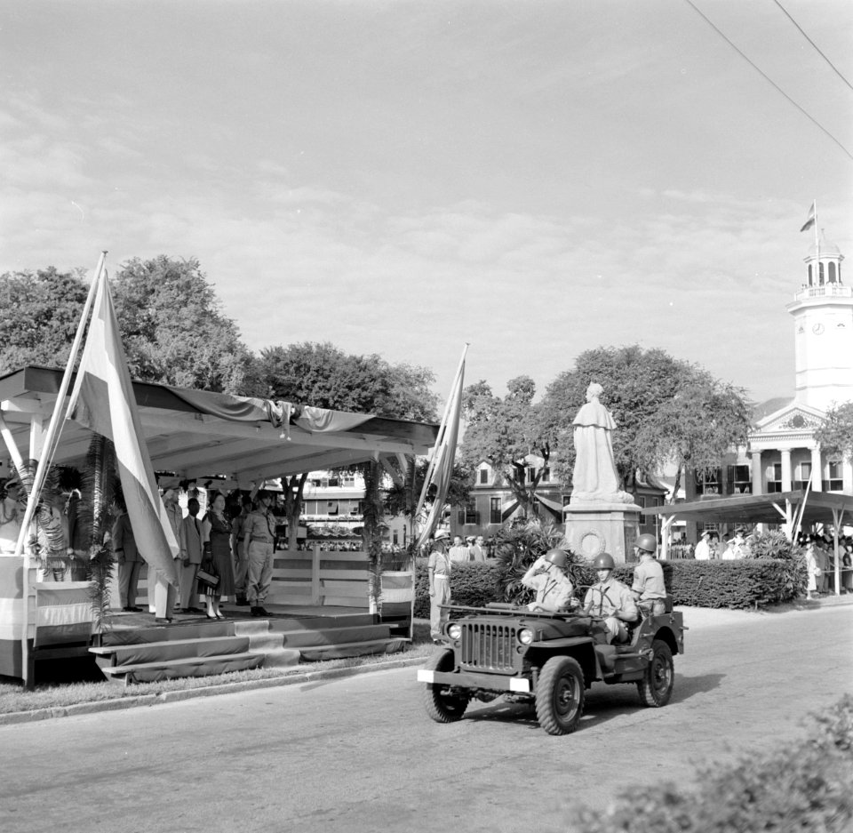 Defilé op het Oranjeplein in Paramaribo, Bestanddeelnr 252-4753
