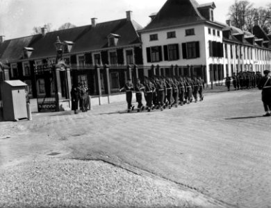 Defile Koningin tegenover 't Loo, Bestanddeelnr 902-1329