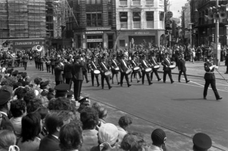 Defilé van een muziekkorps voor commissaris der koningin voor Noord-Holland mr. , Bestanddeelnr 925-6182