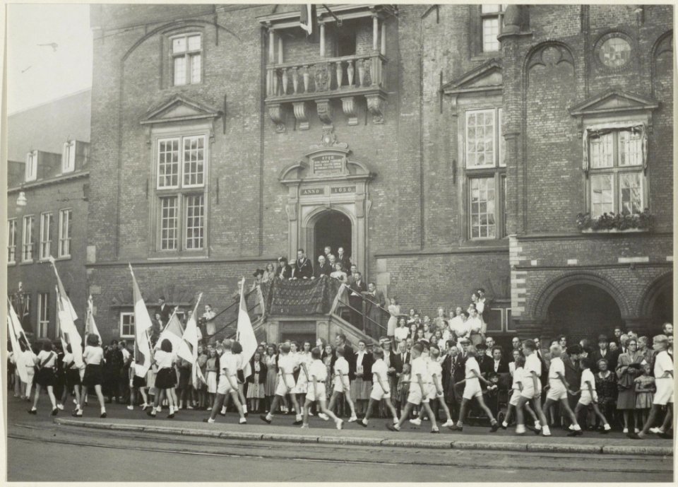 Defilé tijdens de sportweek bij het Stadhuis. NL-HlmNHA 54004760