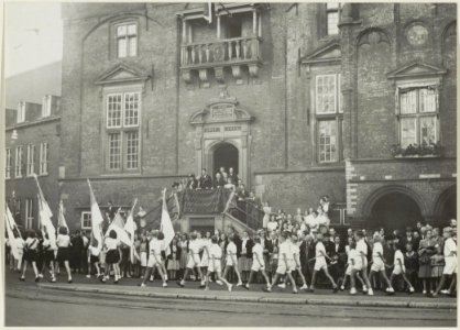 Defilé tijdens de sportweek bij het Stadhuis. NL-HlmNHA 54004760