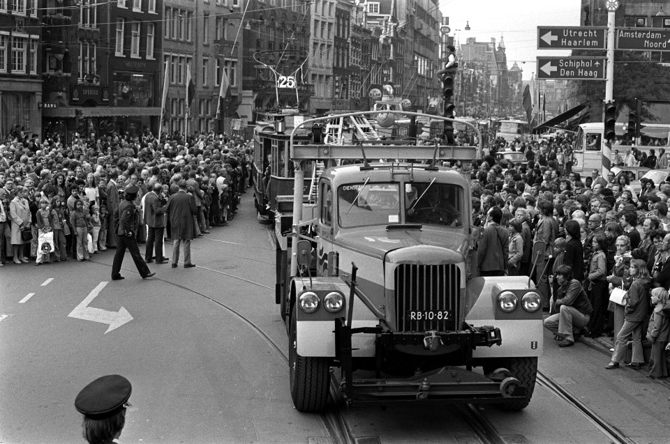 Defile GVB op Dam ivm 75-jarig GVB en 700-jarig Amsterdam, Bestanddeelnr 928-1625