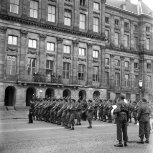 Defilé langs het Paleis op de Dam. Op het balkon o.a. koningin Wilhelmina. , Bestanddeelnr 900-4670