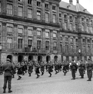 Defilé voor het Paleis op de Dam. Canadese militaire muziekband The Seaforth H…, Bestanddeelnr 900-4687